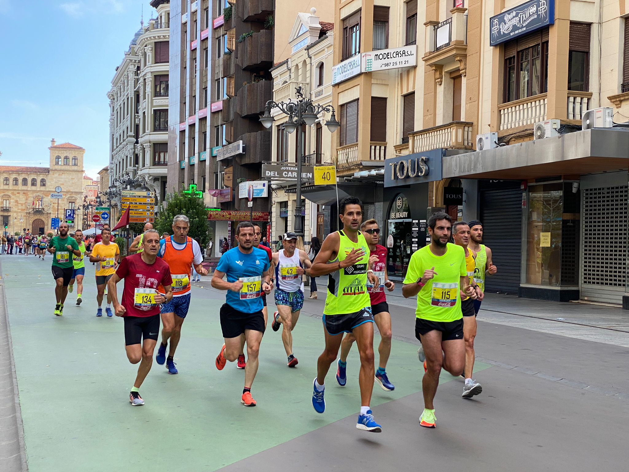 Imagen de un grupo de corredores a su paso por la Avda. de Ordoño II de León 
