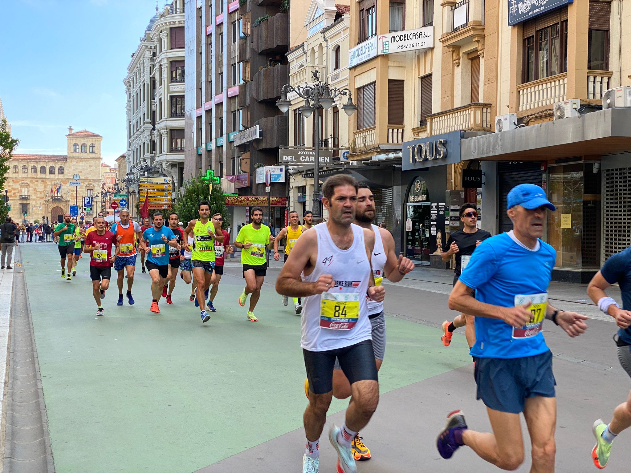 Imagen de un grupo de corredores a su paso por la Avda. de Ordoño II de León 