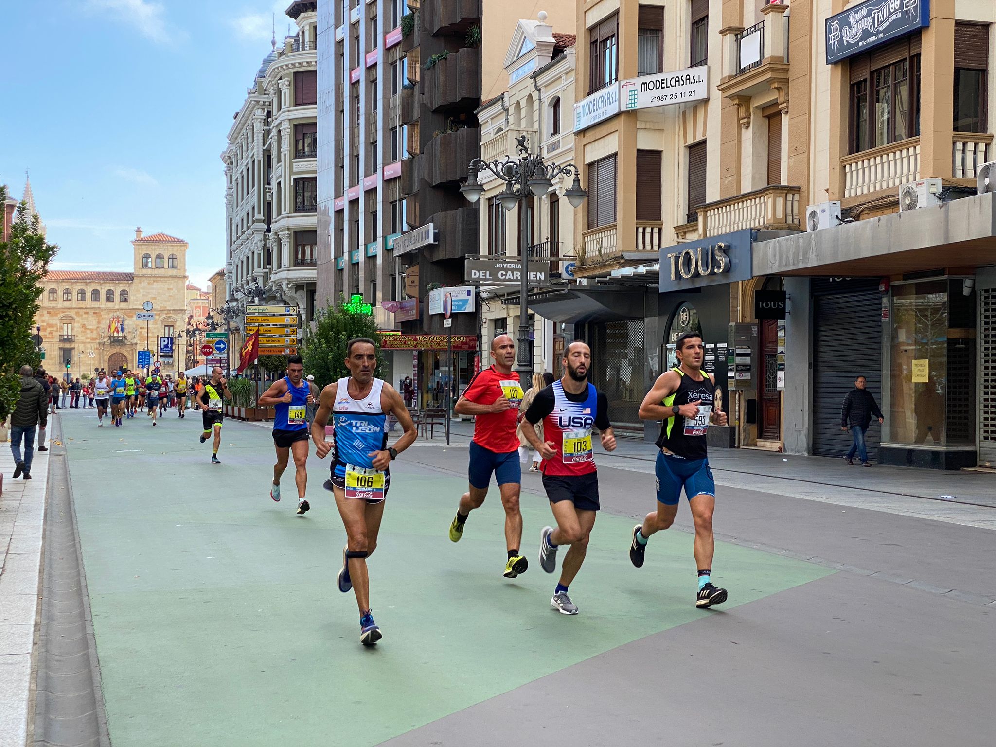 Imagen de un grupo de corredores a su paso por la Avda. de Ordoño II de León 