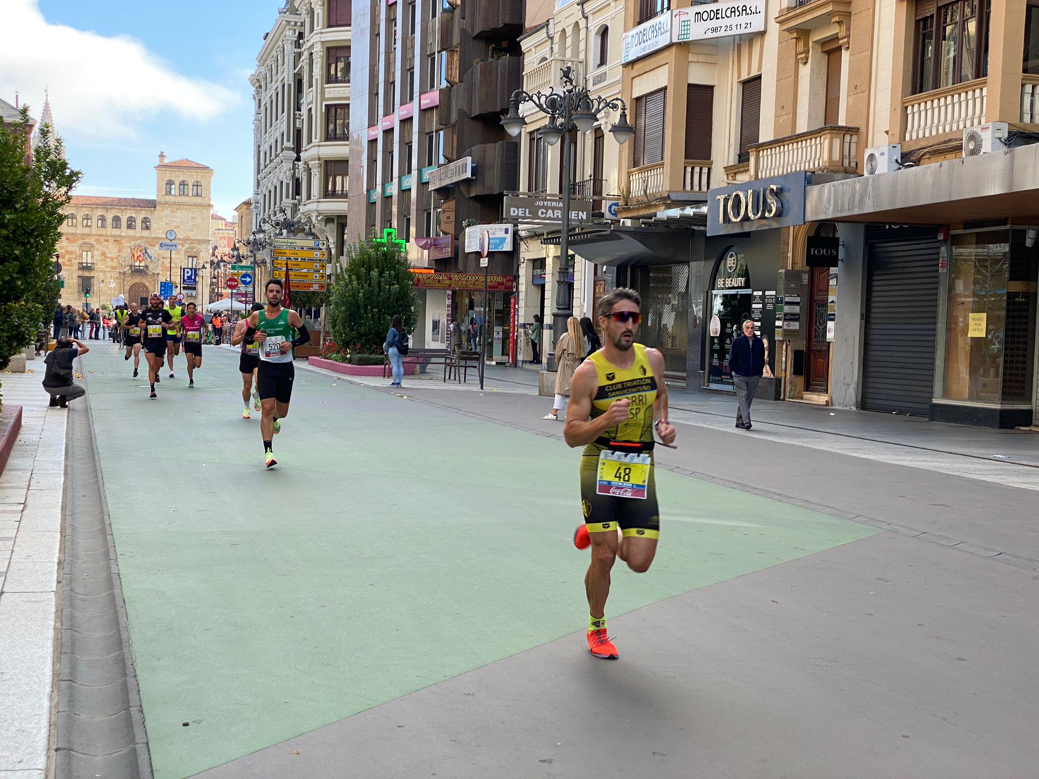 Imagen de un grupo de corredores a su paso por la Avda. de Ordoño II de León 