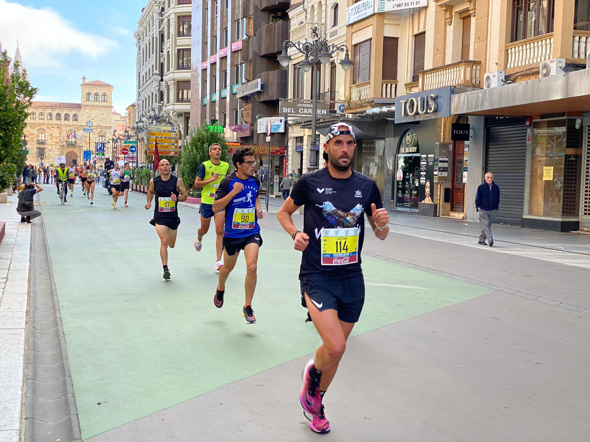 Imagen de un grupo de corredores a su paso por la Avda. de Ordoño II de León 