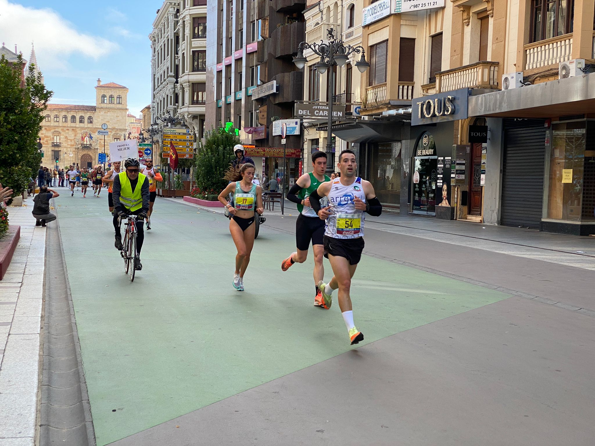 Imagen de un grupo de corredores a su paso por la Avda. de Ordoño II de León 