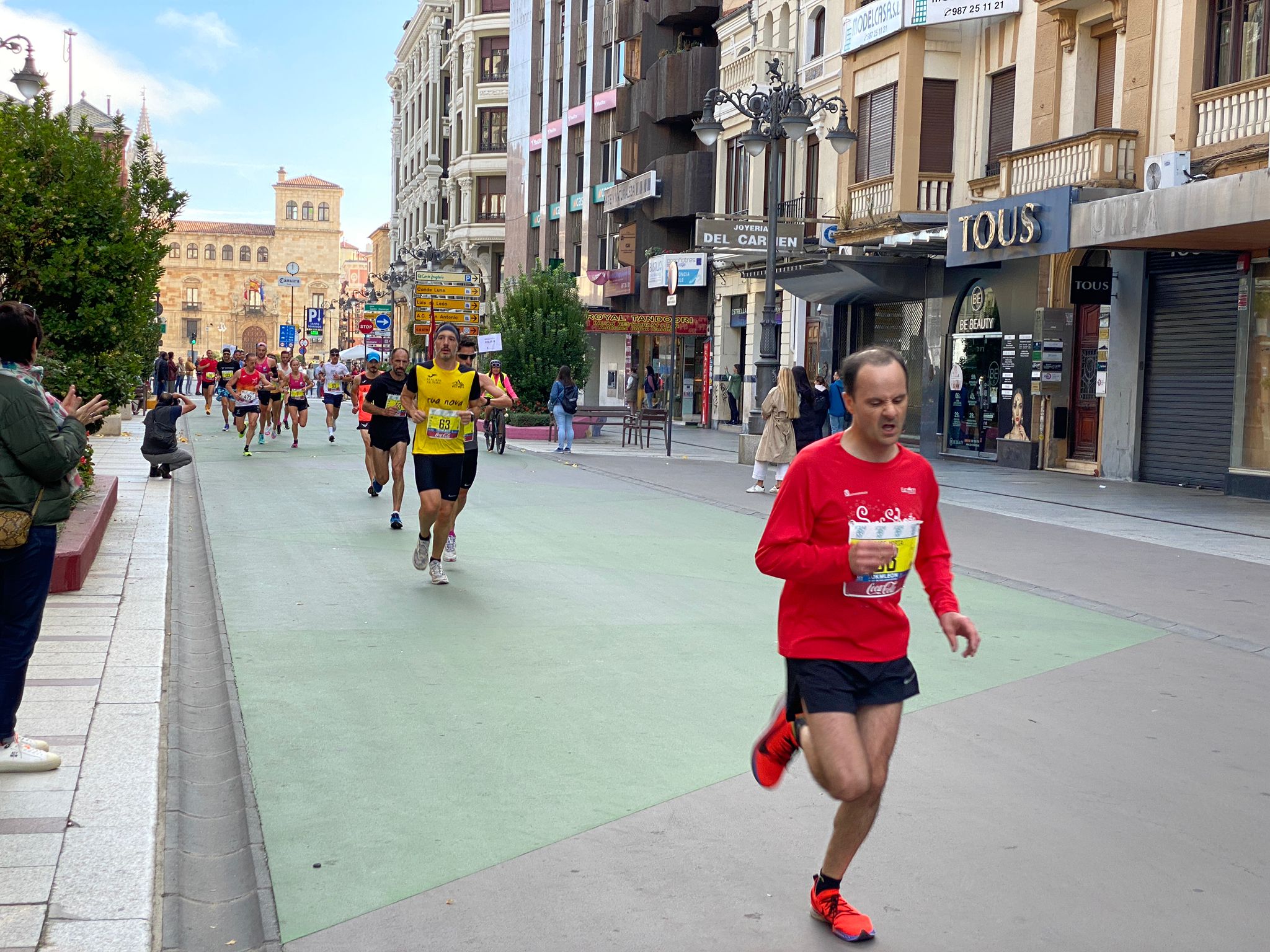 Imagen de un grupo de corredores a su paso por la Avda. de Ordoño II de León 