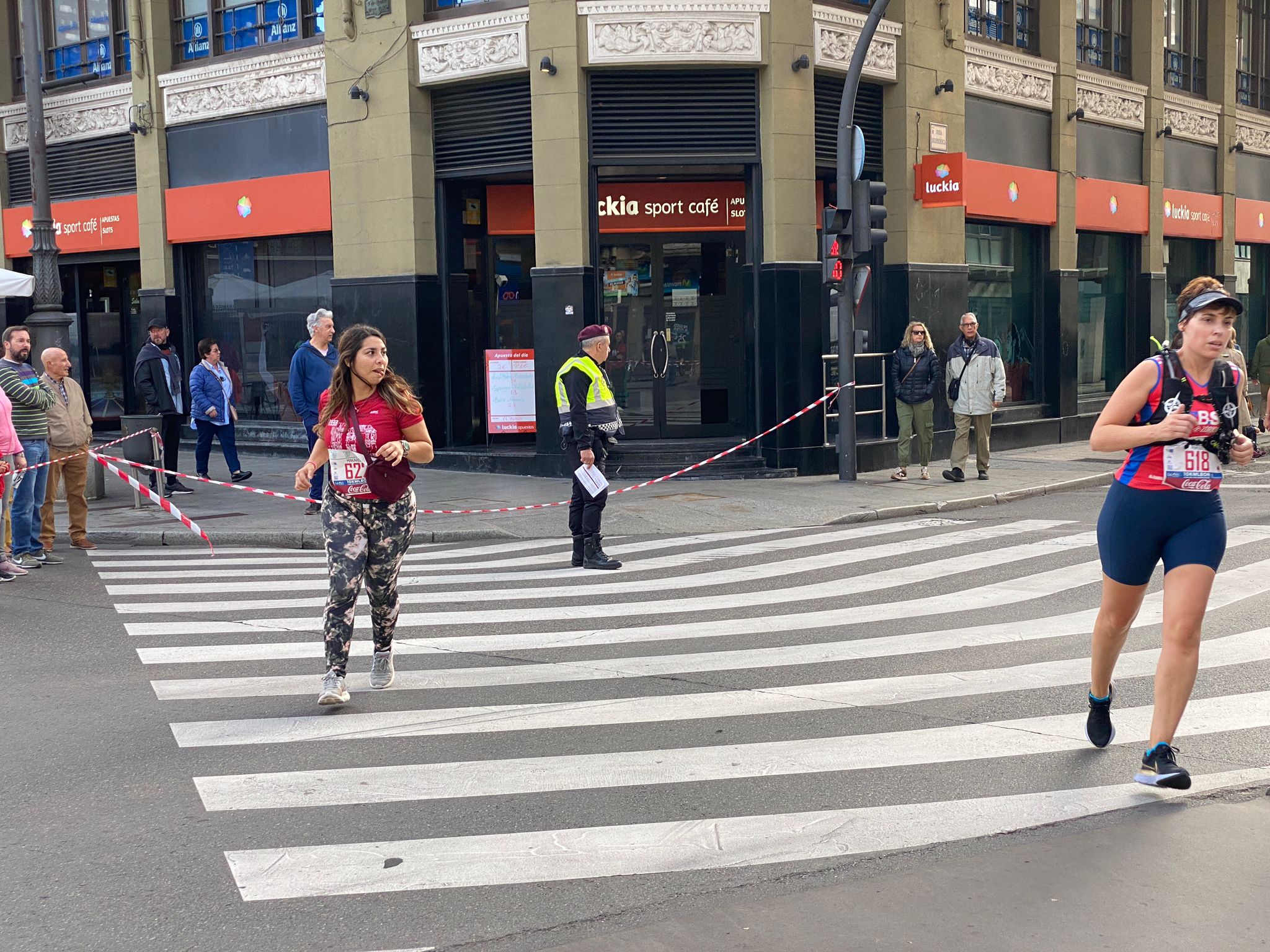 Imagen de un grupo de corredores a su paso por la Avda. de Ordoño II de León 