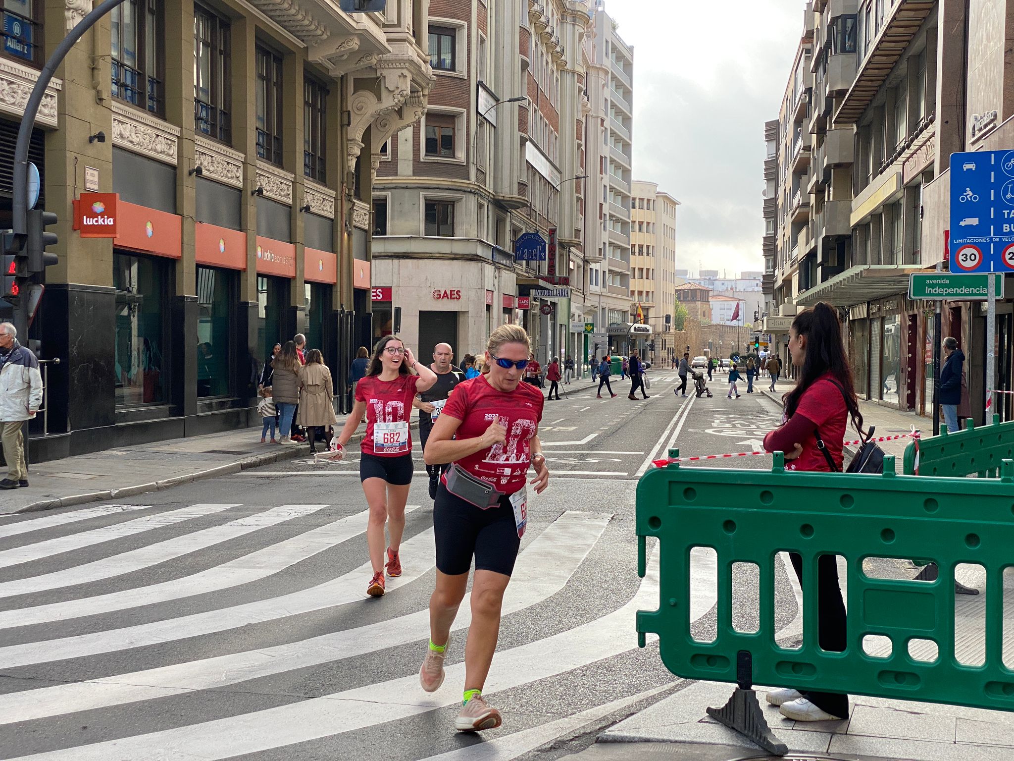 Imagen de un grupo de corredores a su paso por la Avda. de Ordoño II de León 