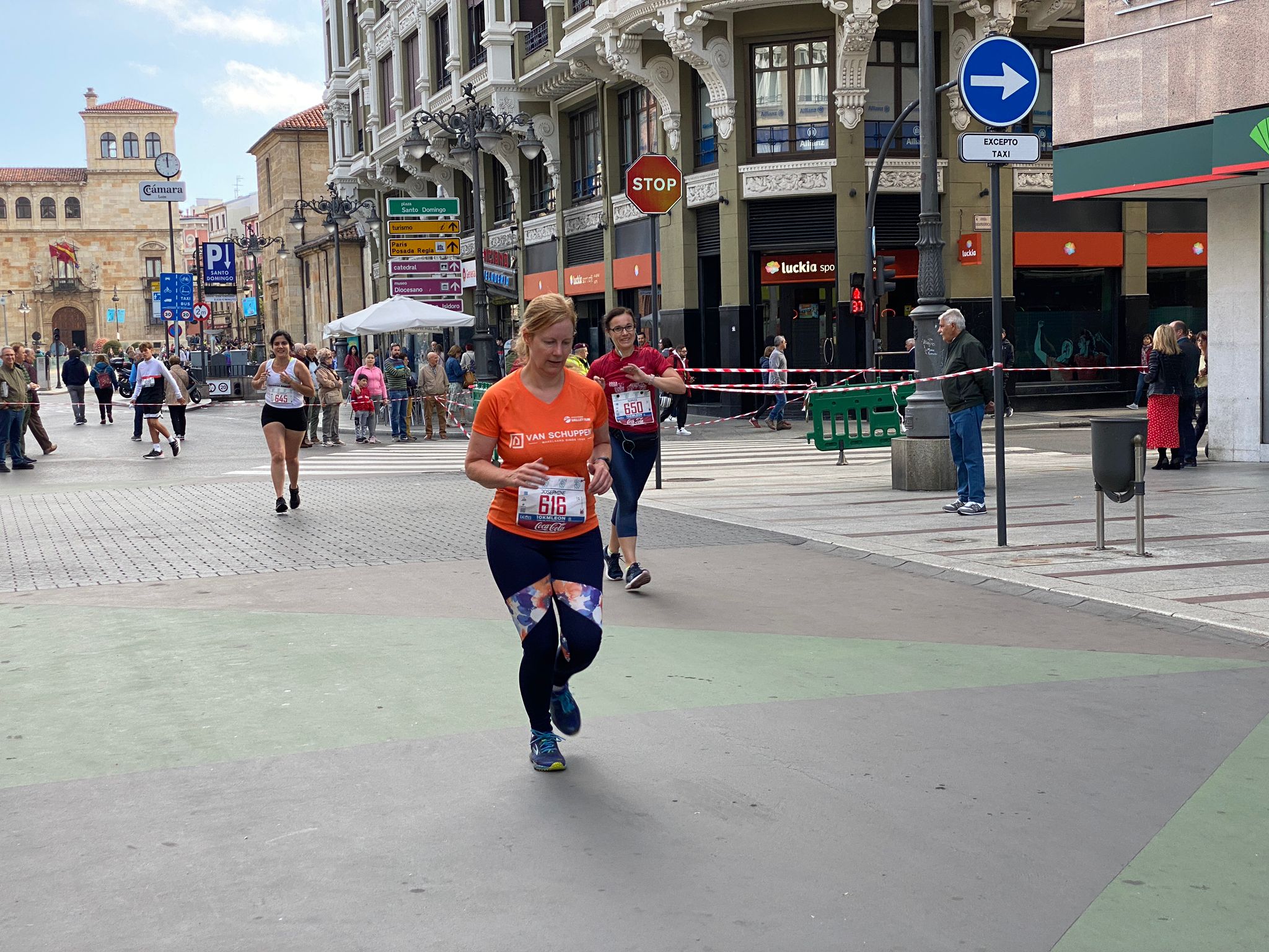 Imagen de un grupo de corredores a su paso por la Avda. de Ordoño II de León 