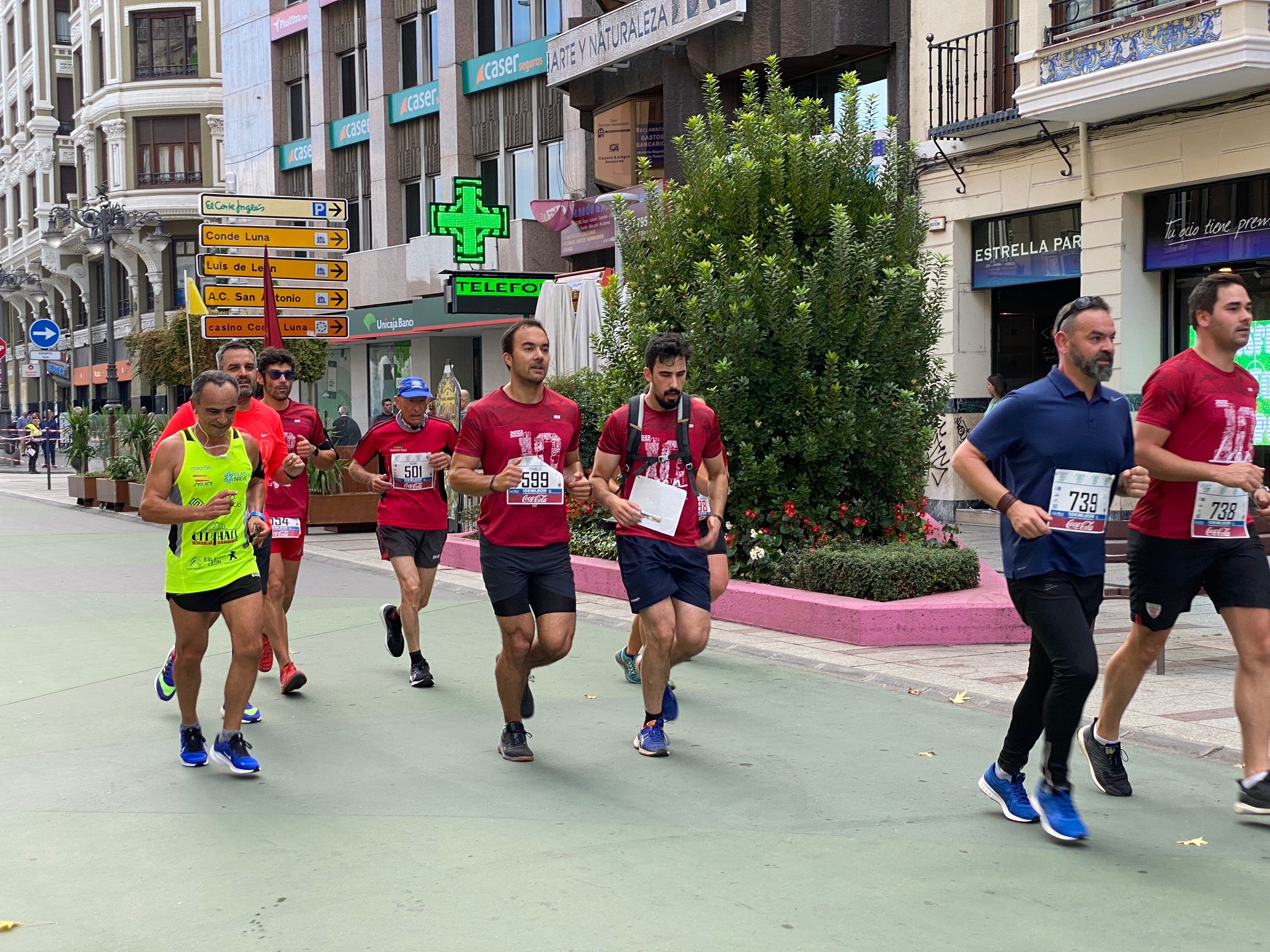 Imagen de un grupo de corredores a su paso por la Avda. de Ordoño II de León 