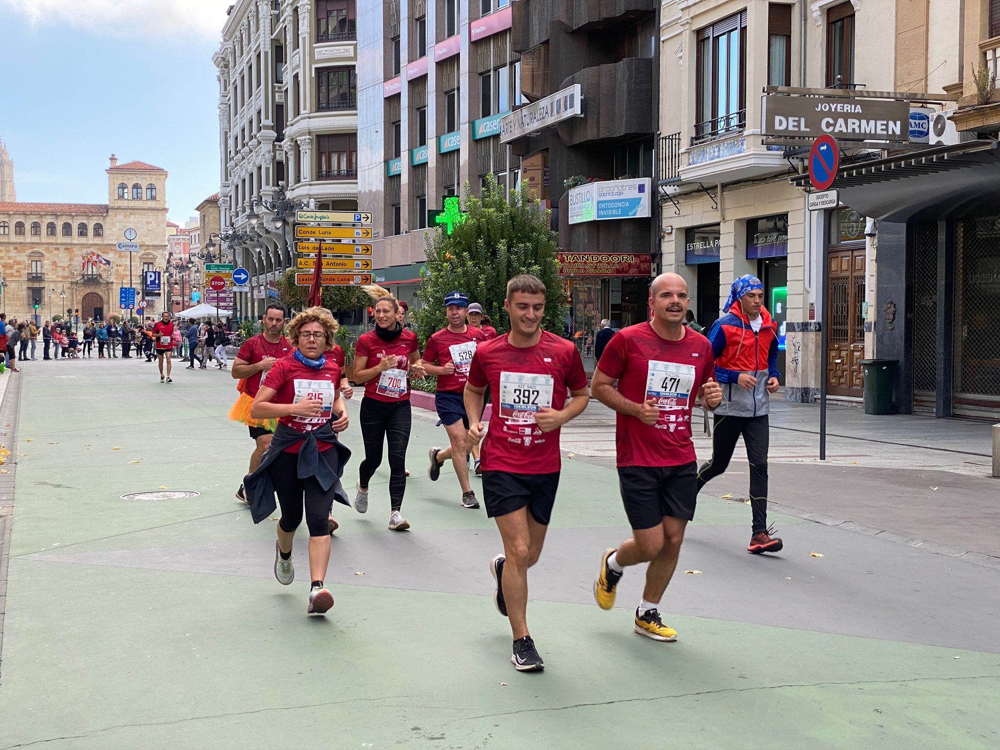 Imagen de un grupo de corredores a su paso por la Avda. de Ordoño II de León 