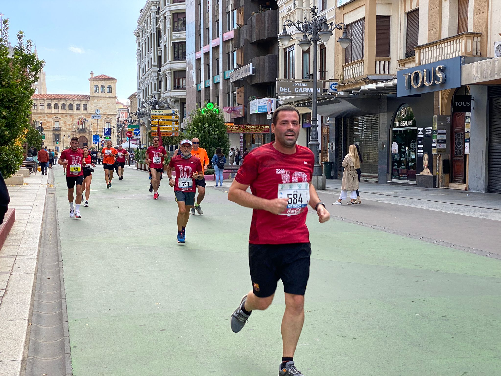 Imagen de un grupo de corredores a su paso por la Avda. de Ordoño II de León 