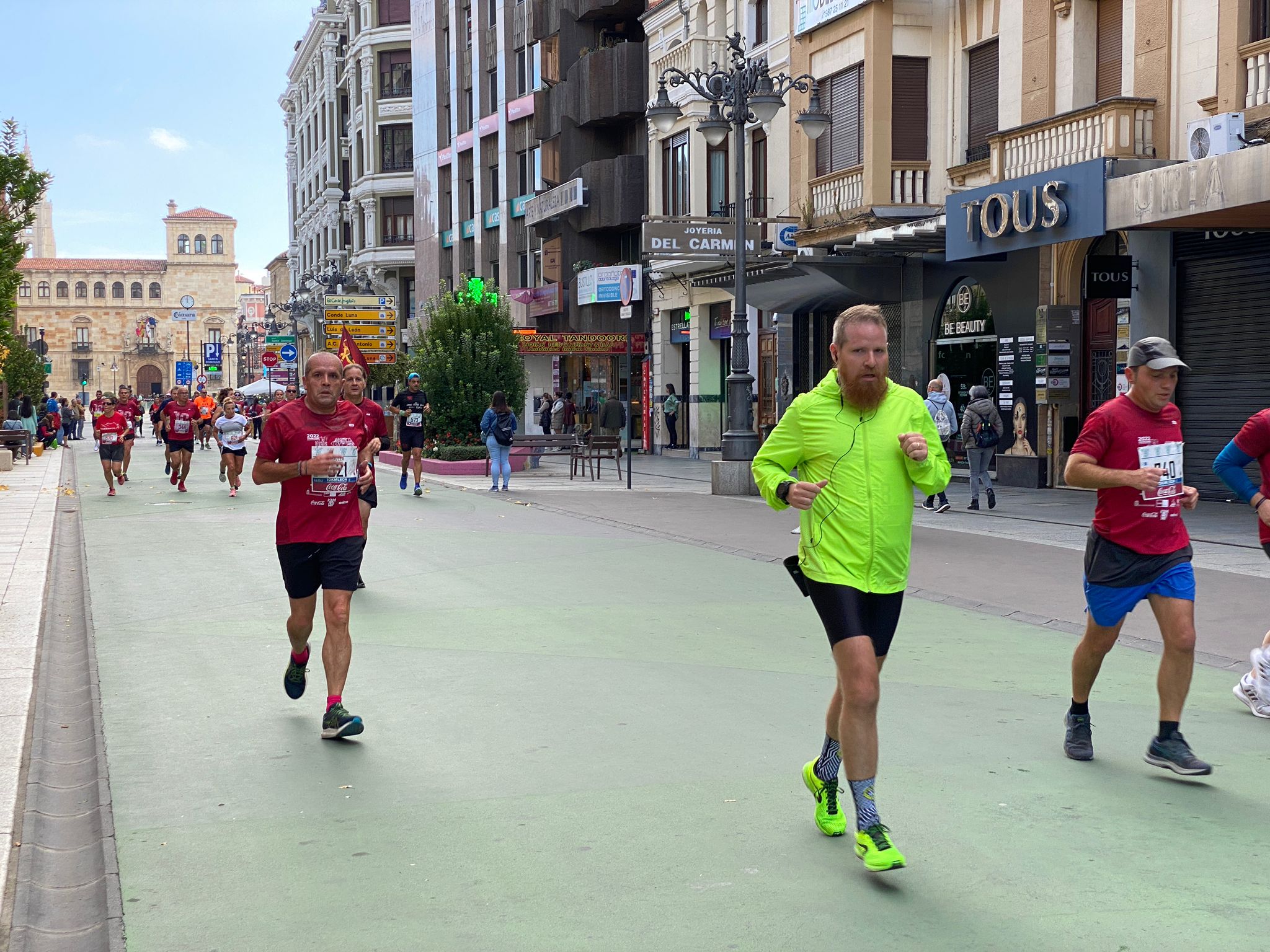 Imagen de un grupo de corredores a su paso por la Avda. de Ordoño II de León 