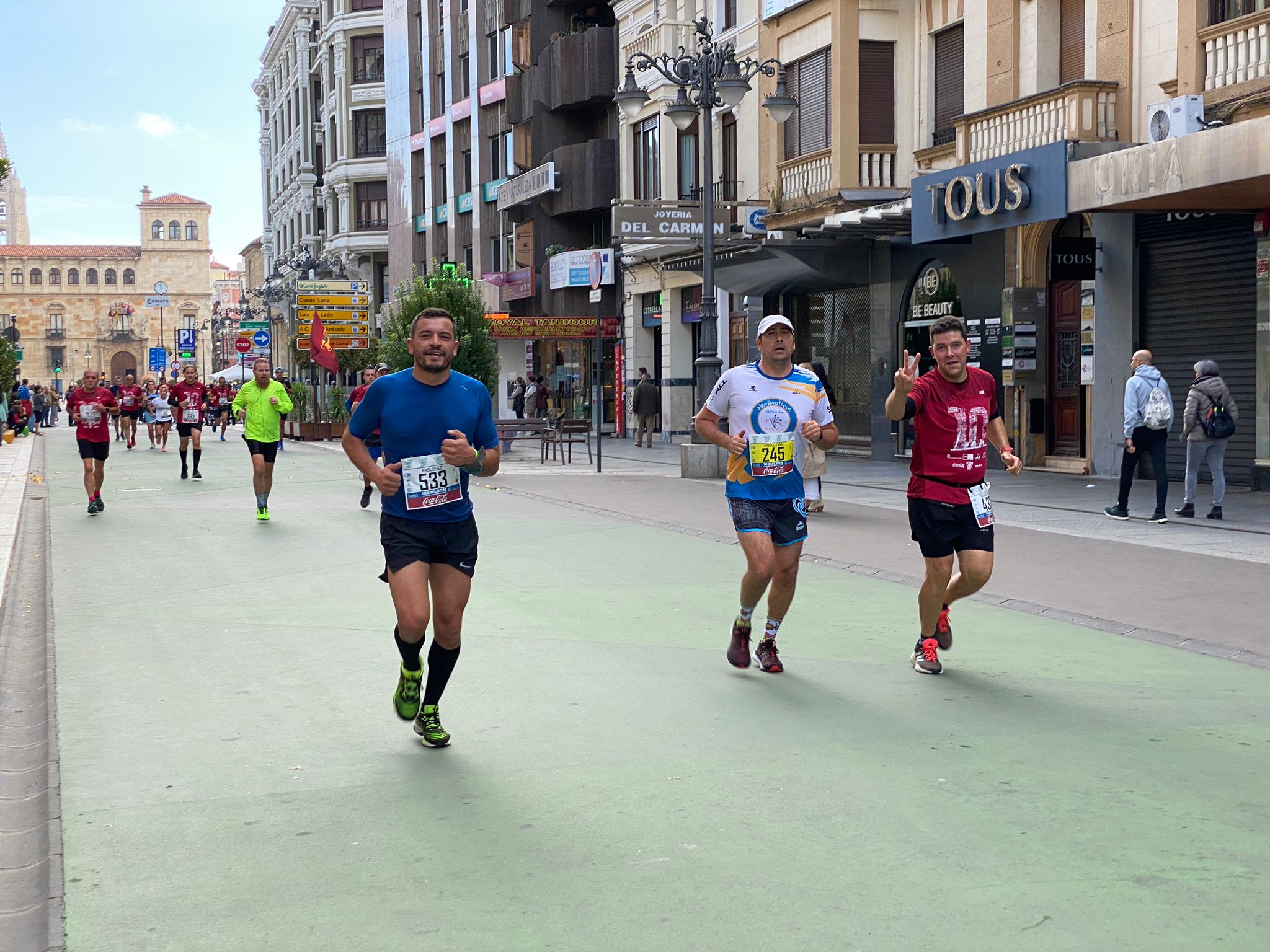 Imagen de un grupo de corredores a su paso por la Avda. de Ordoño II de León 