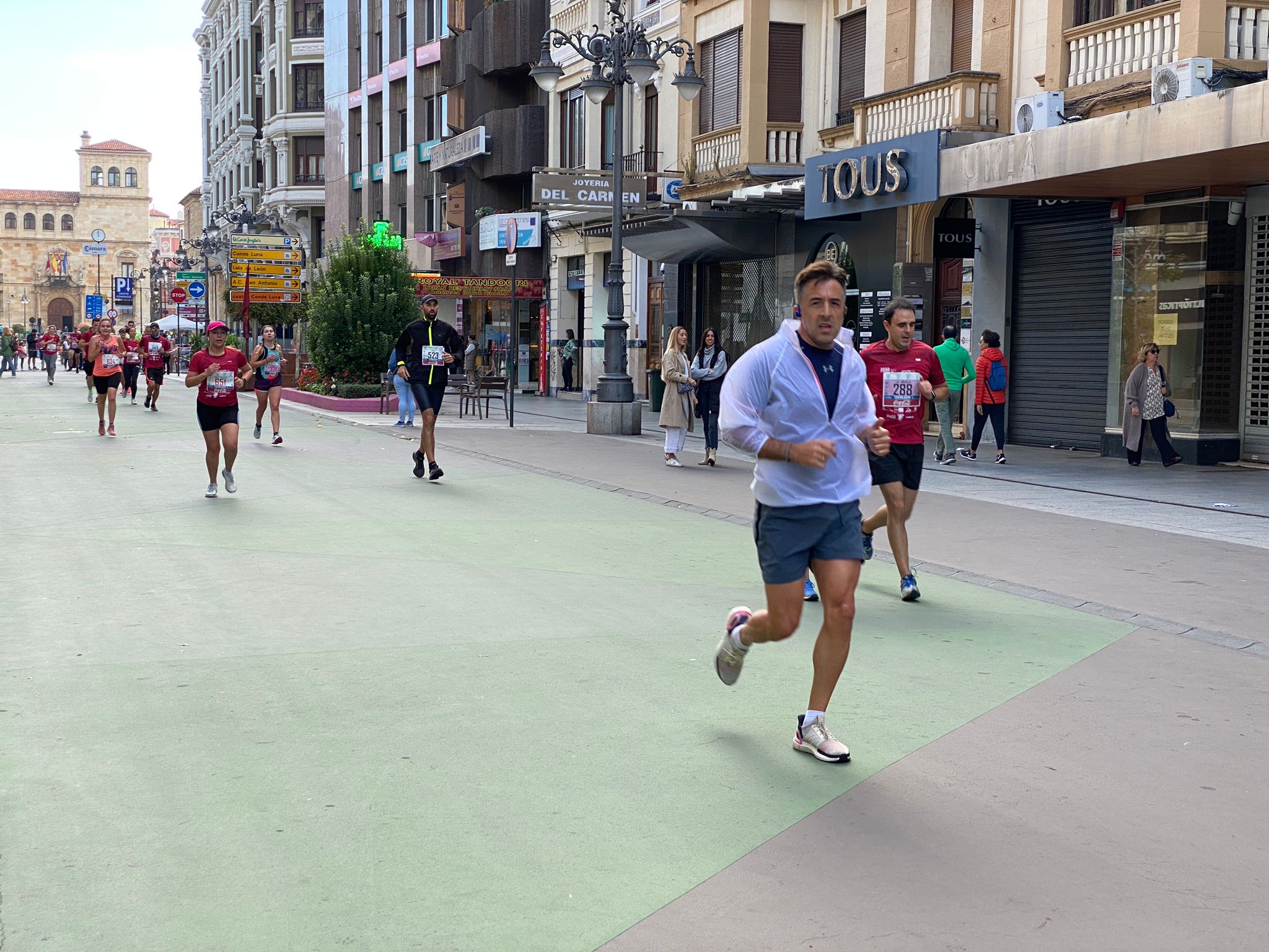 Imagen de un grupo de corredores a su paso por la Avda. de Ordoño II de León 