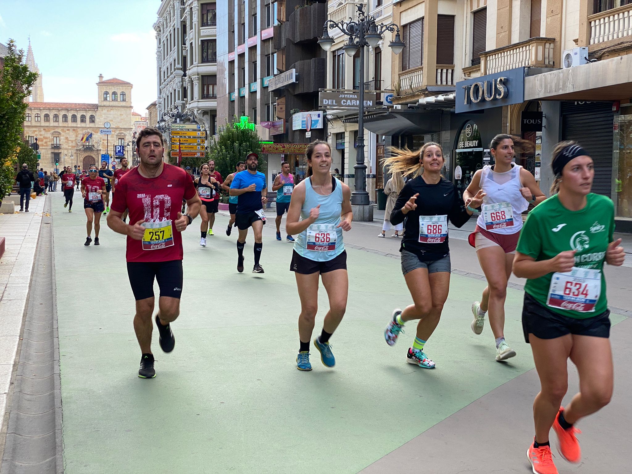 Imagen de un grupo de corredores a su paso por la Avda. de Ordoño II de León 