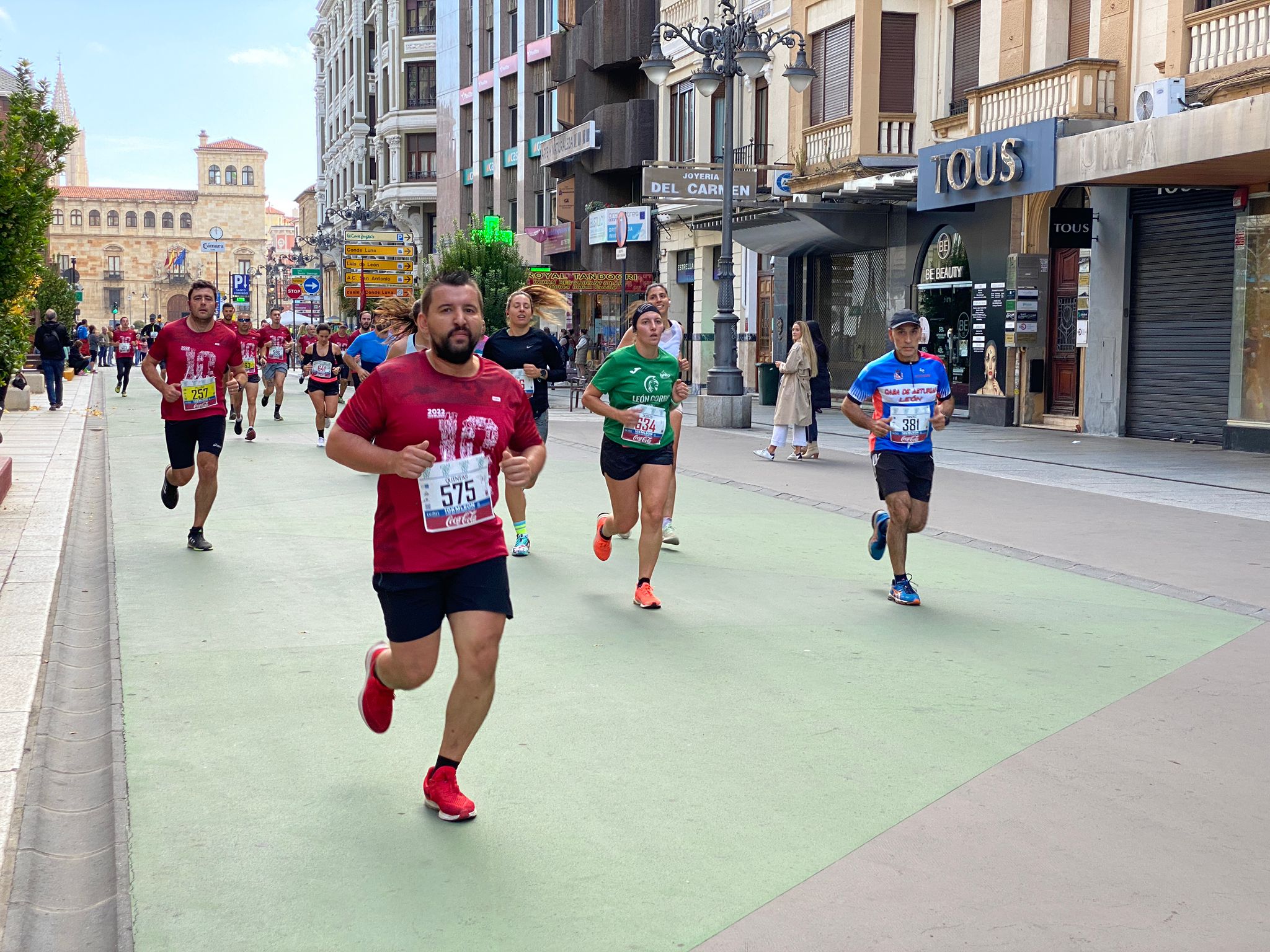 Imagen de un grupo de corredores a su paso por la Avda. de Ordoño II de León 