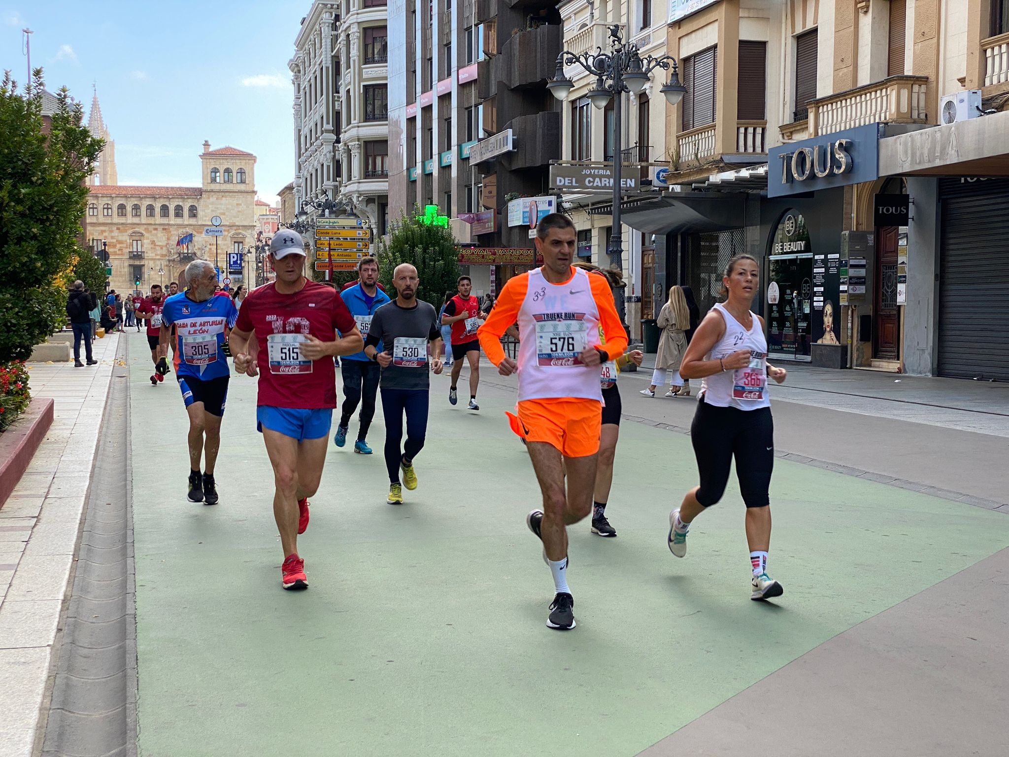 Imagen de un grupo de corredores a su paso por la Avda. de Ordoño II de León 
