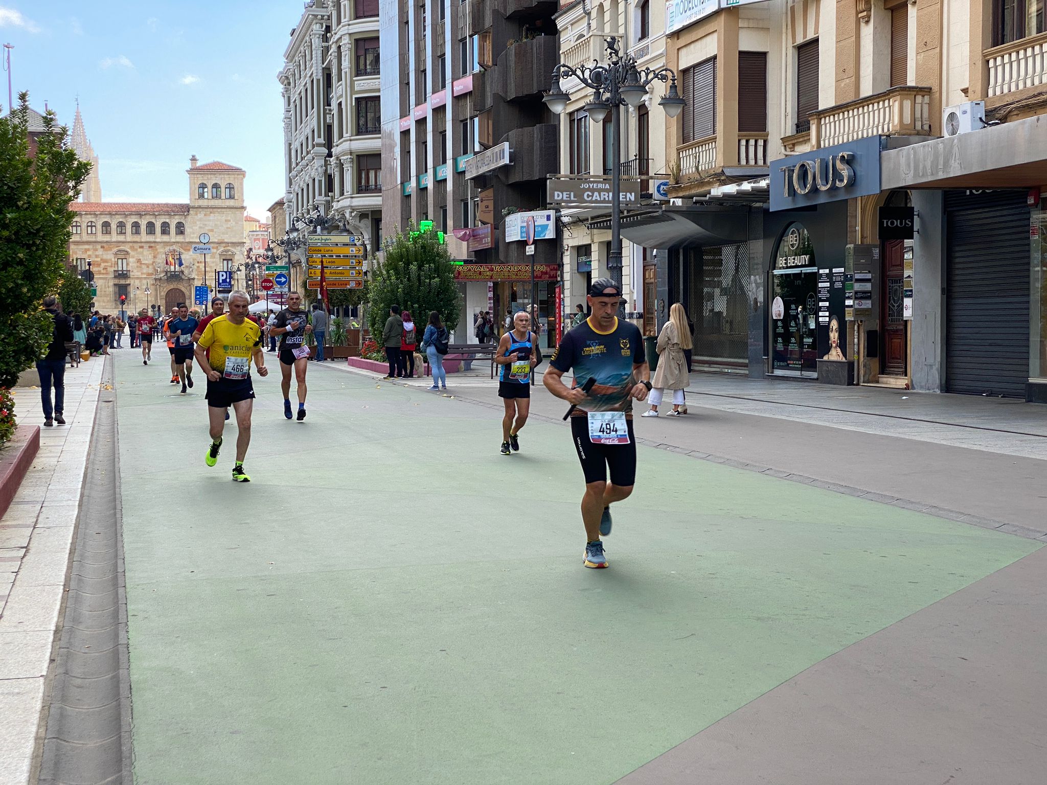 Imagen de un grupo de corredores a su paso por la Avda. de Ordoño II de León 
