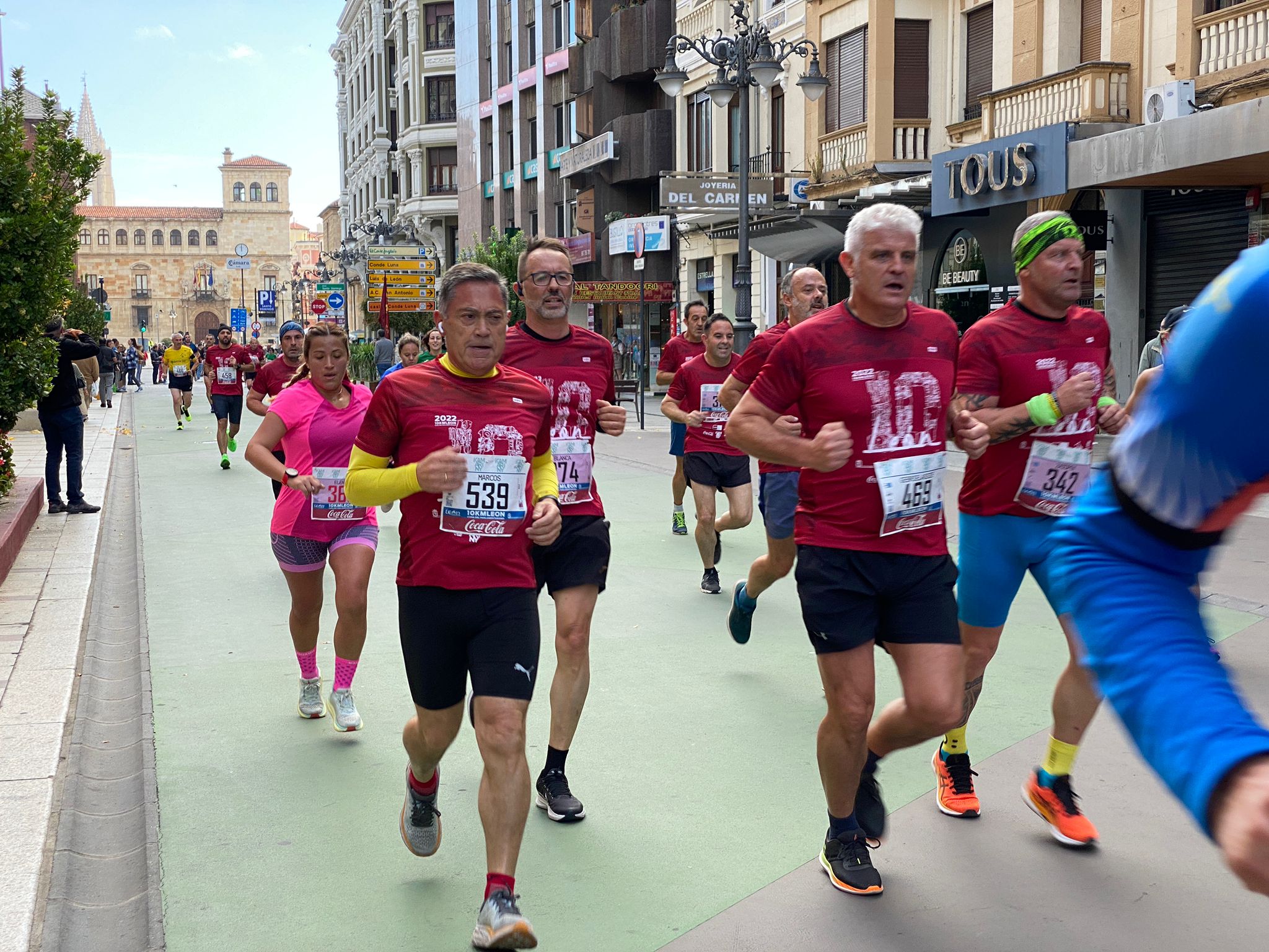 Imagen de un grupo de corredores a su paso por la Avda. de Ordoño II de León 