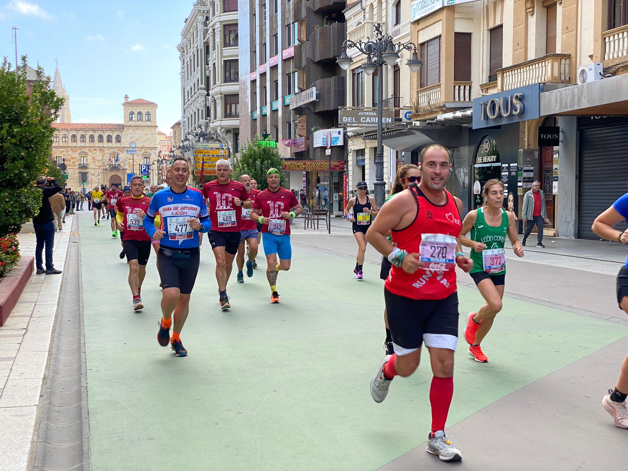Imagen de un grupo de corredores a su paso por la Avda. de Ordoño II de León 