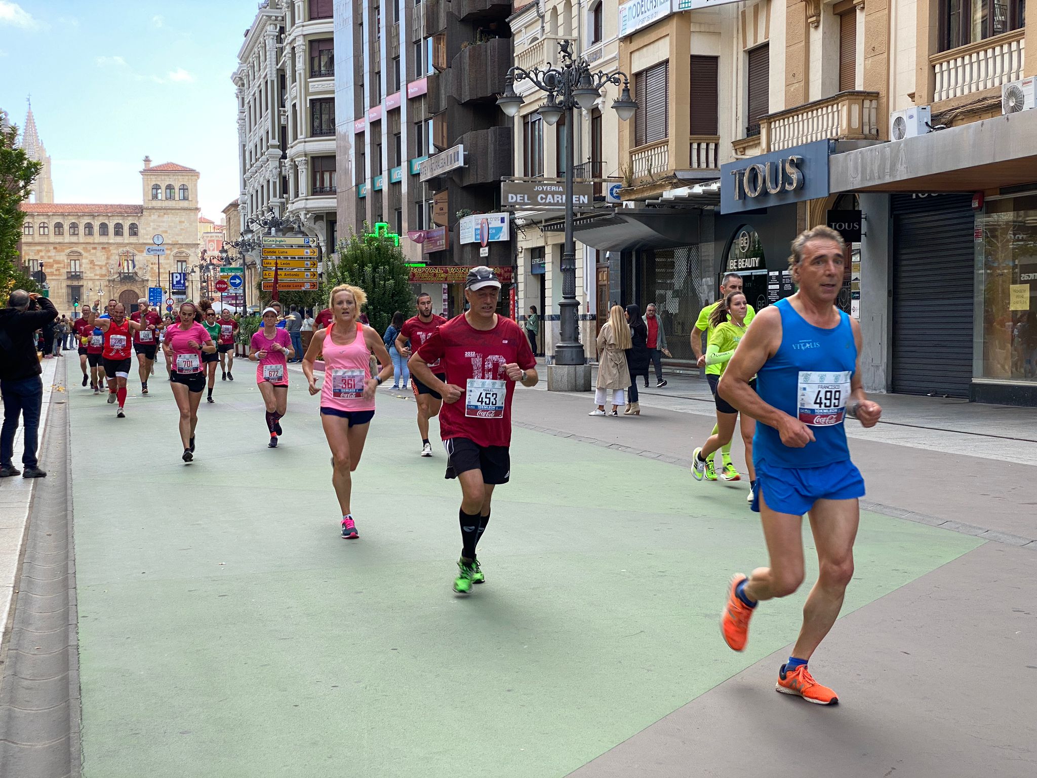 Imagen de un grupo de corredores a su paso por la Avda. de Ordoño II de León 