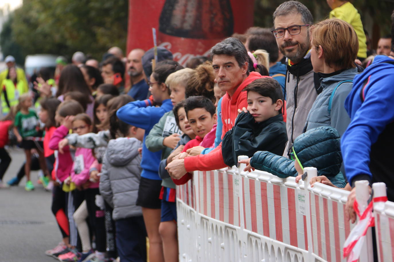 Centenares de personas se suman a la prueba no competitiva para disfrutar de una mañana de deporte.