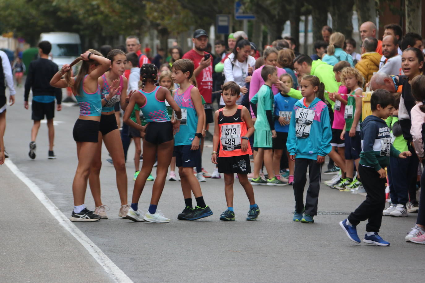 Centenares de personas se suman a la prueba no competitiva para disfrutar de una mañana de deporte.