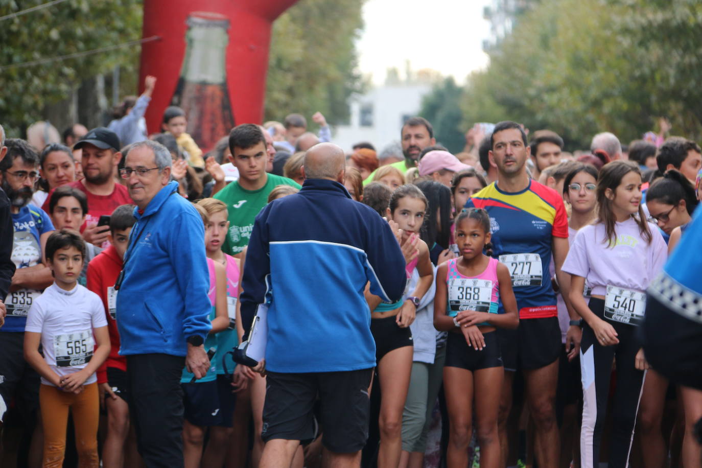 Centenares de personas se suman a la prueba no competitiva para disfrutar de una mañana de deporte.