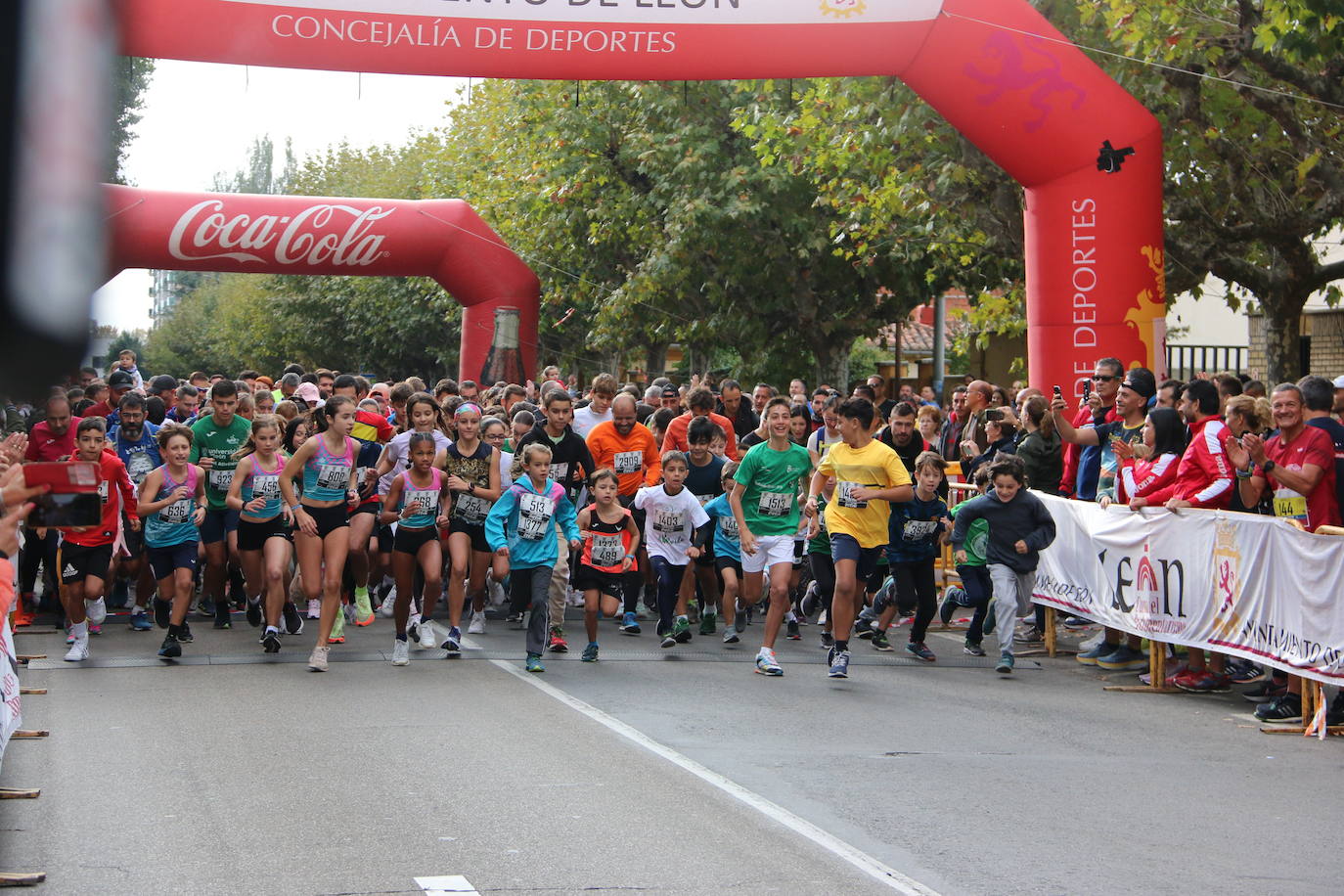 Centenares de personas se suman a la prueba no competitiva para disfrutar de una mañana de deporte.