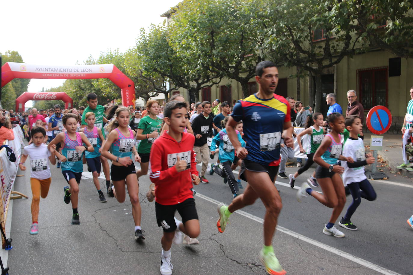 Centenares de personas se suman a la prueba no competitiva para disfrutar de una mañana de deporte.