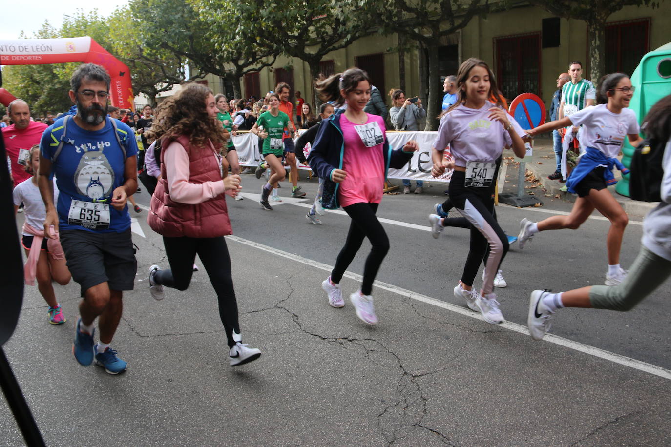 Centenares de personas se suman a la prueba no competitiva para disfrutar de una mañana de deporte.