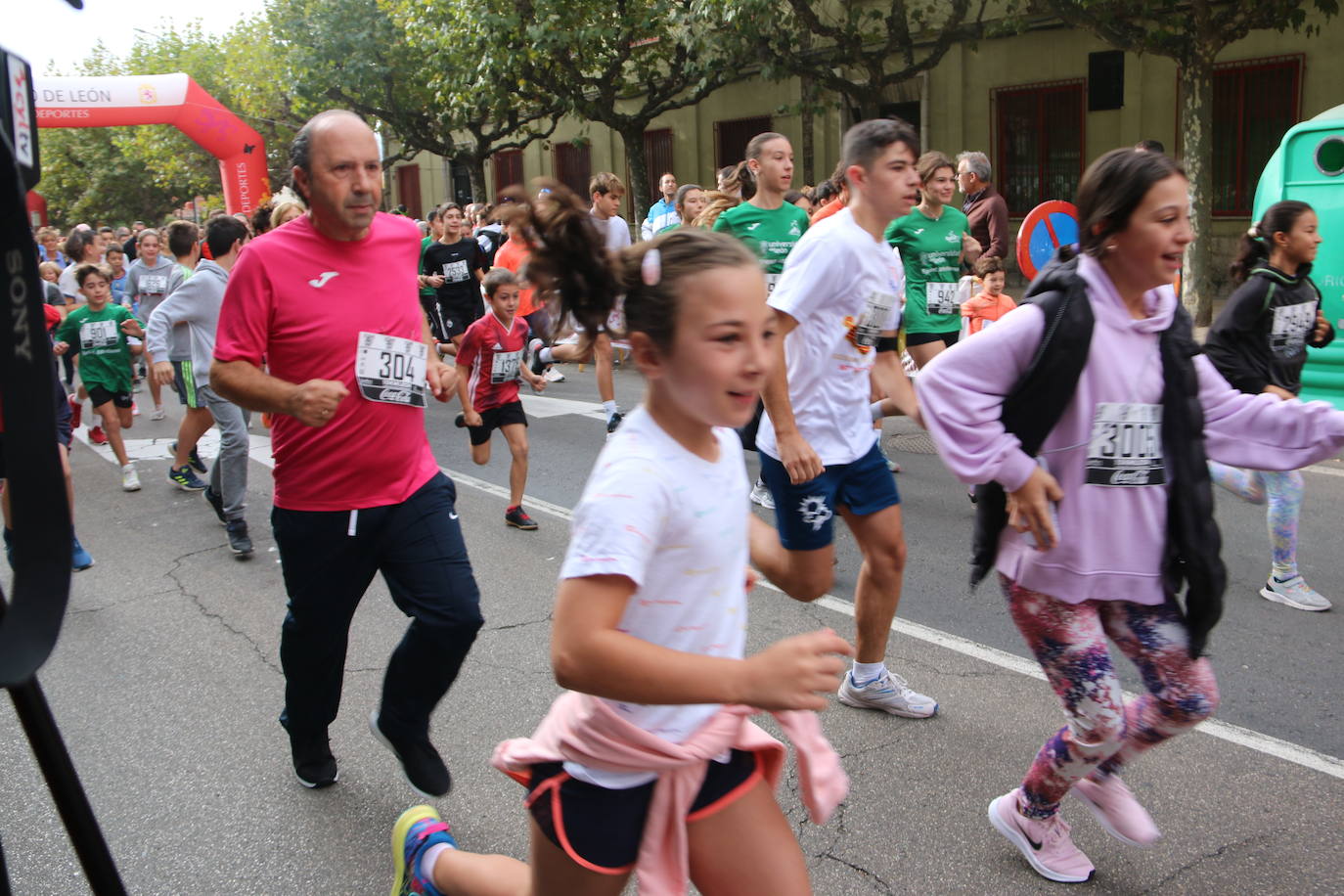 Centenares de personas se suman a la prueba no competitiva para disfrutar de una mañana de deporte.