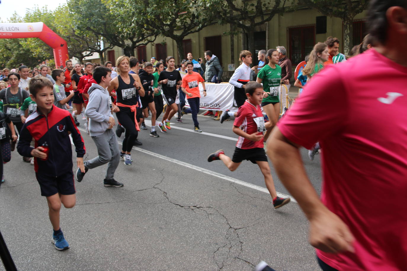 Centenares de personas se suman a la prueba no competitiva para disfrutar de una mañana de deporte.