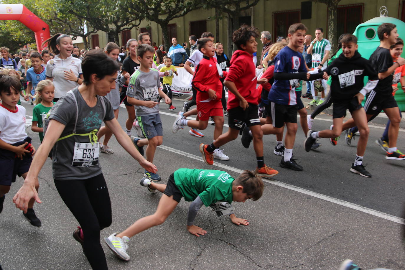 Centenares de personas se suman a la prueba no competitiva para disfrutar de una mañana de deporte.