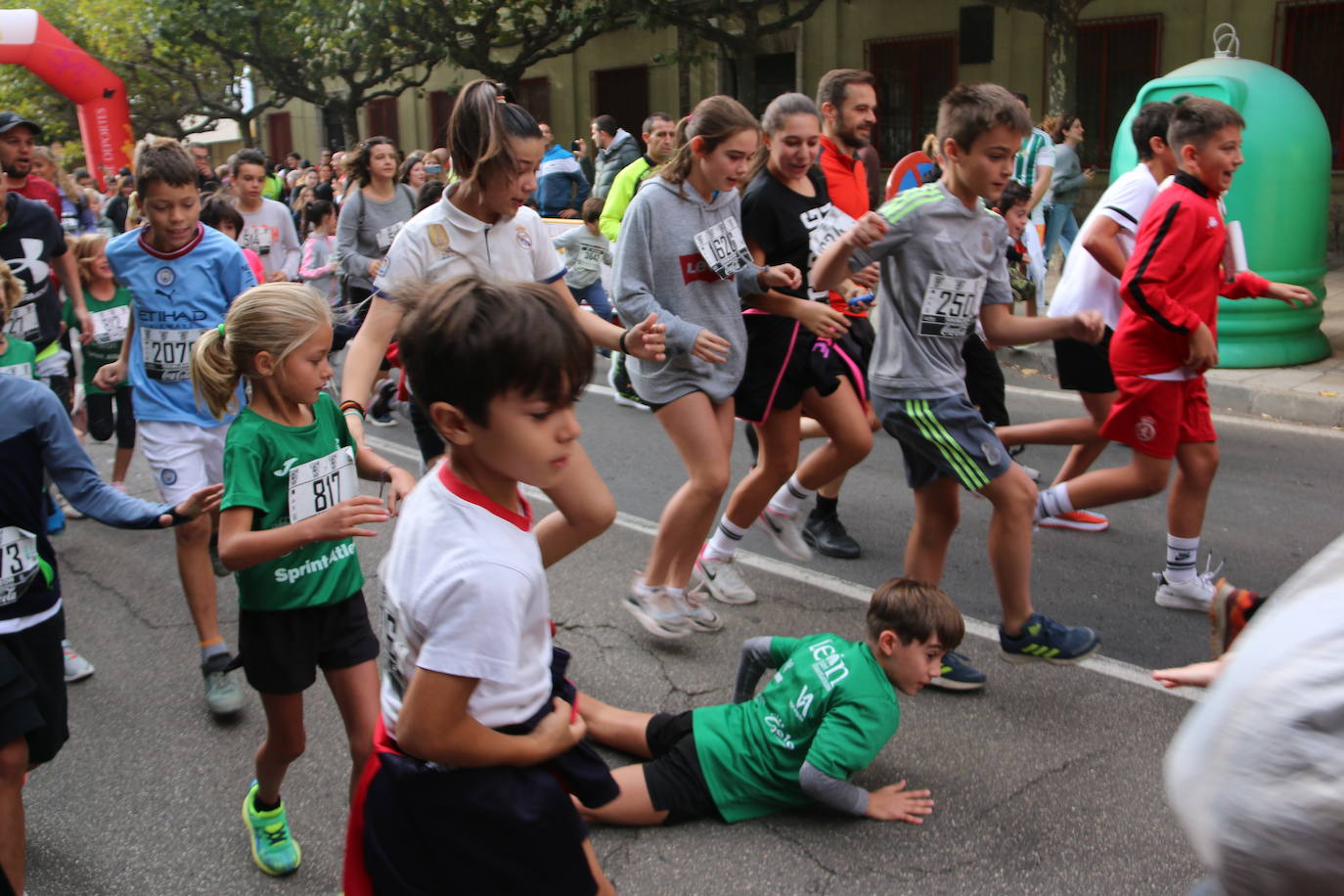 Centenares de personas se suman a la prueba no competitiva para disfrutar de una mañana de deporte.