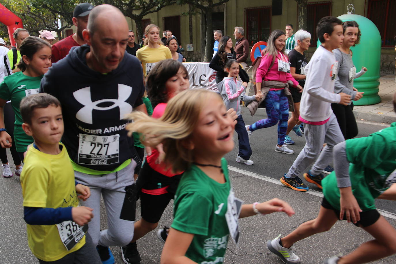 Centenares de personas se suman a la prueba no competitiva para disfrutar de una mañana de deporte.