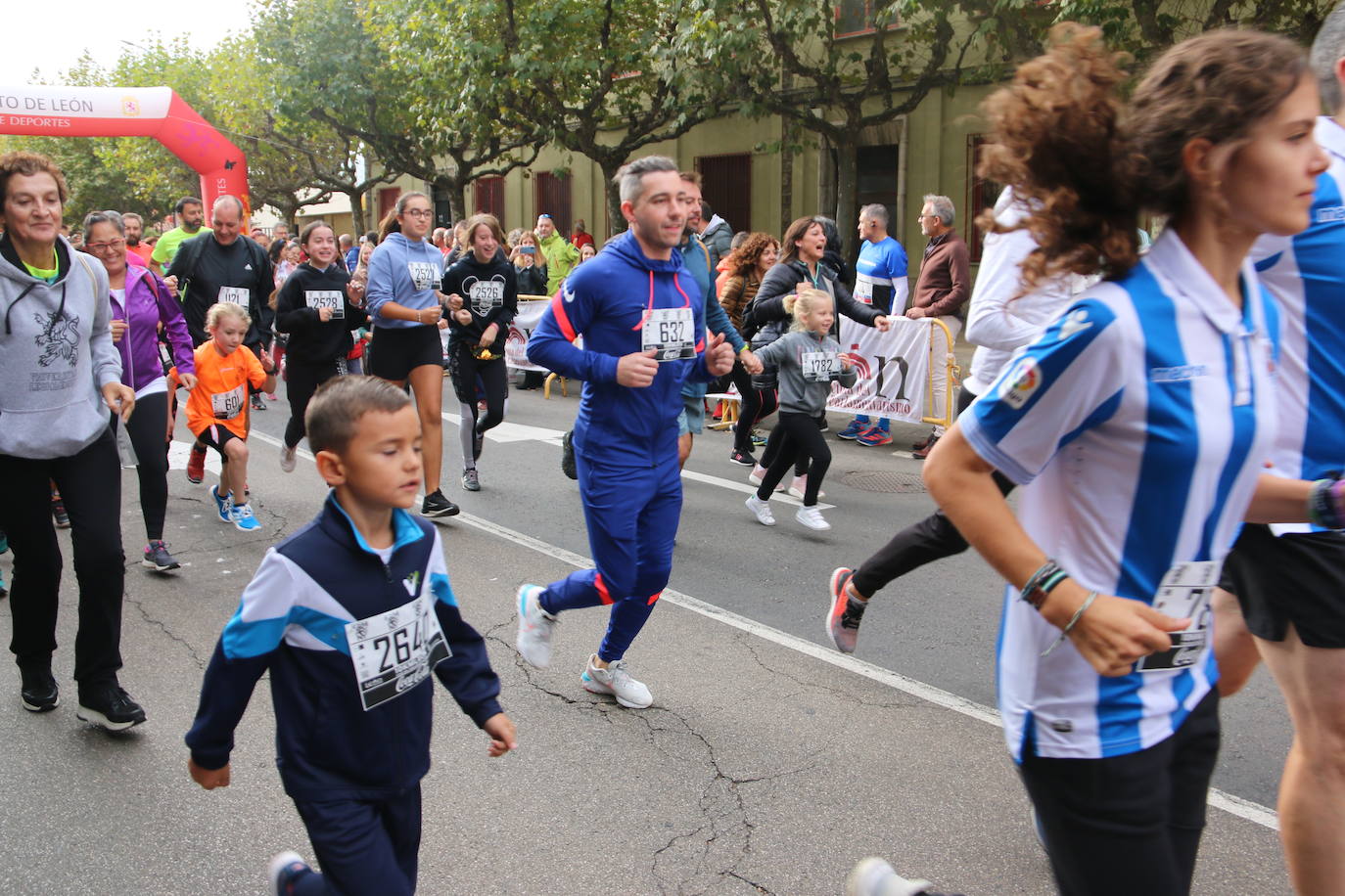 Centenares de personas se suman a la prueba no competitiva para disfrutar de una mañana de deporte.