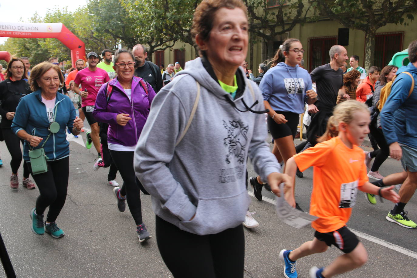 Centenares de personas se suman a la prueba no competitiva para disfrutar de una mañana de deporte.