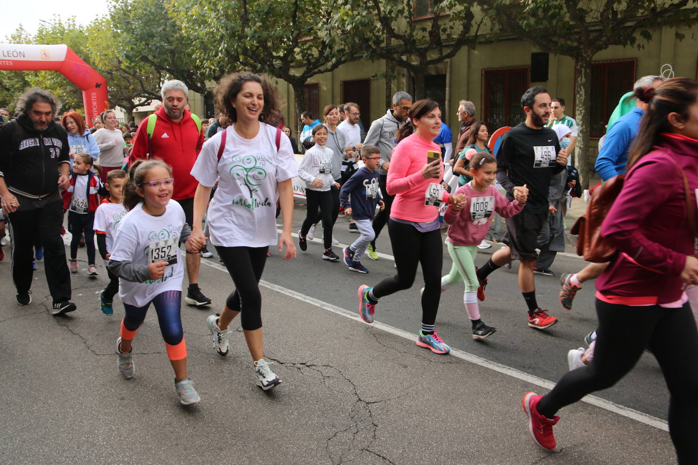 Centenares de personas se suman a la prueba no competitiva para disfrutar de una mañana de deporte.