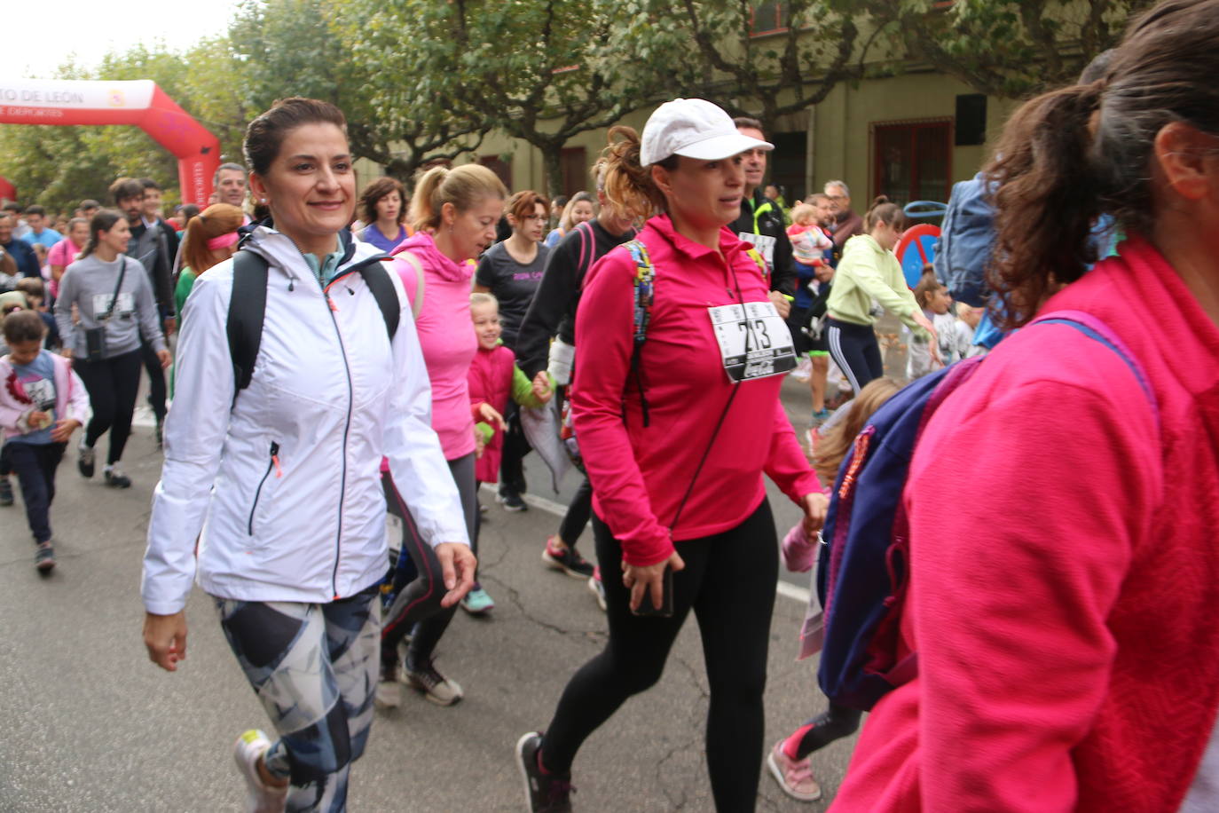 Centenares de personas se suman a la prueba no competitiva para disfrutar de una mañana de deporte.