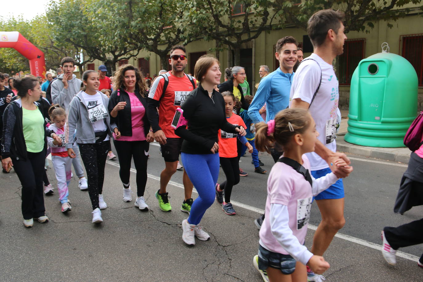 Centenares de personas se suman a la prueba no competitiva para disfrutar de una mañana de deporte.