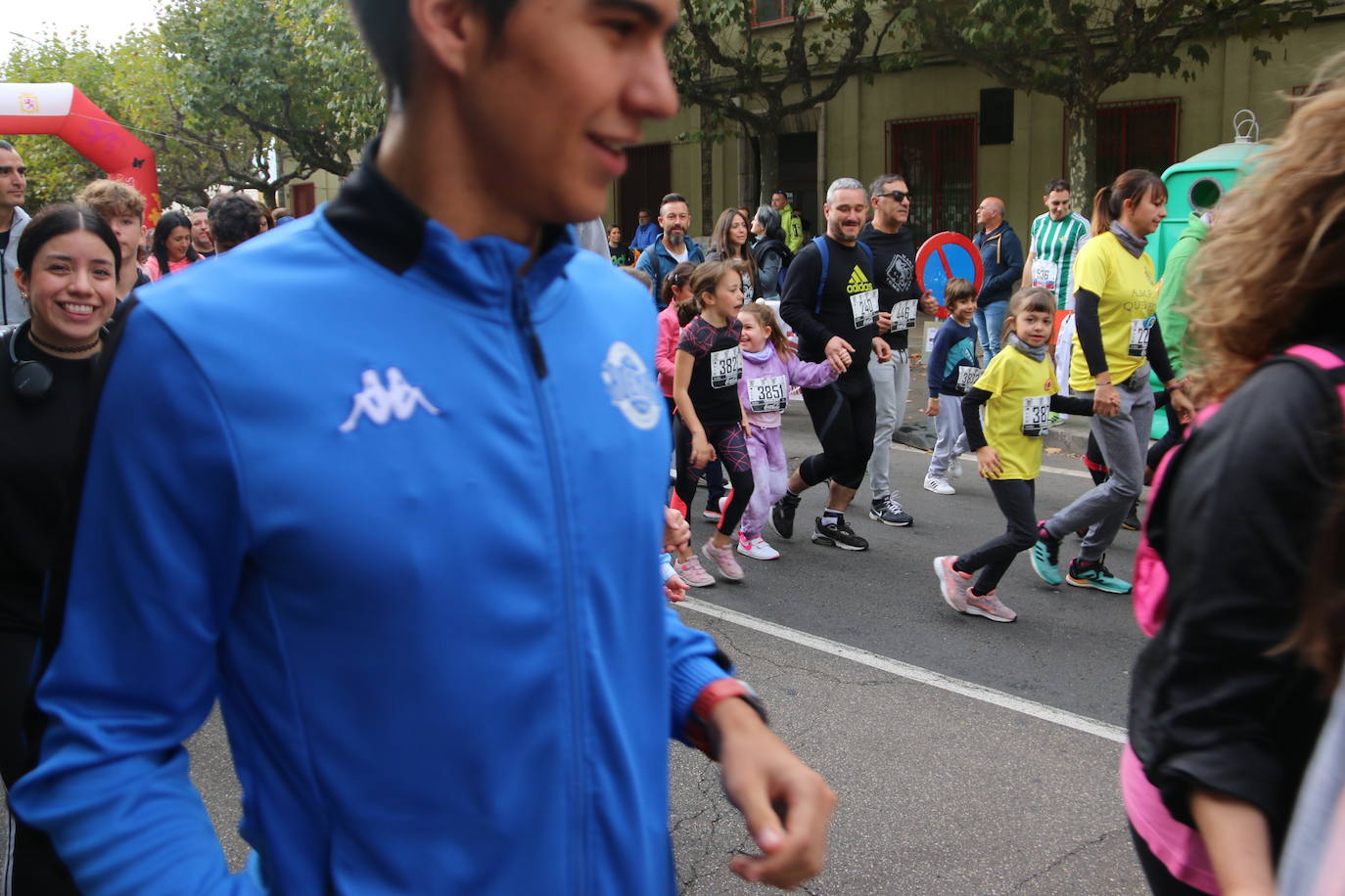 Centenares de personas se suman a la prueba no competitiva para disfrutar de una mañana de deporte.