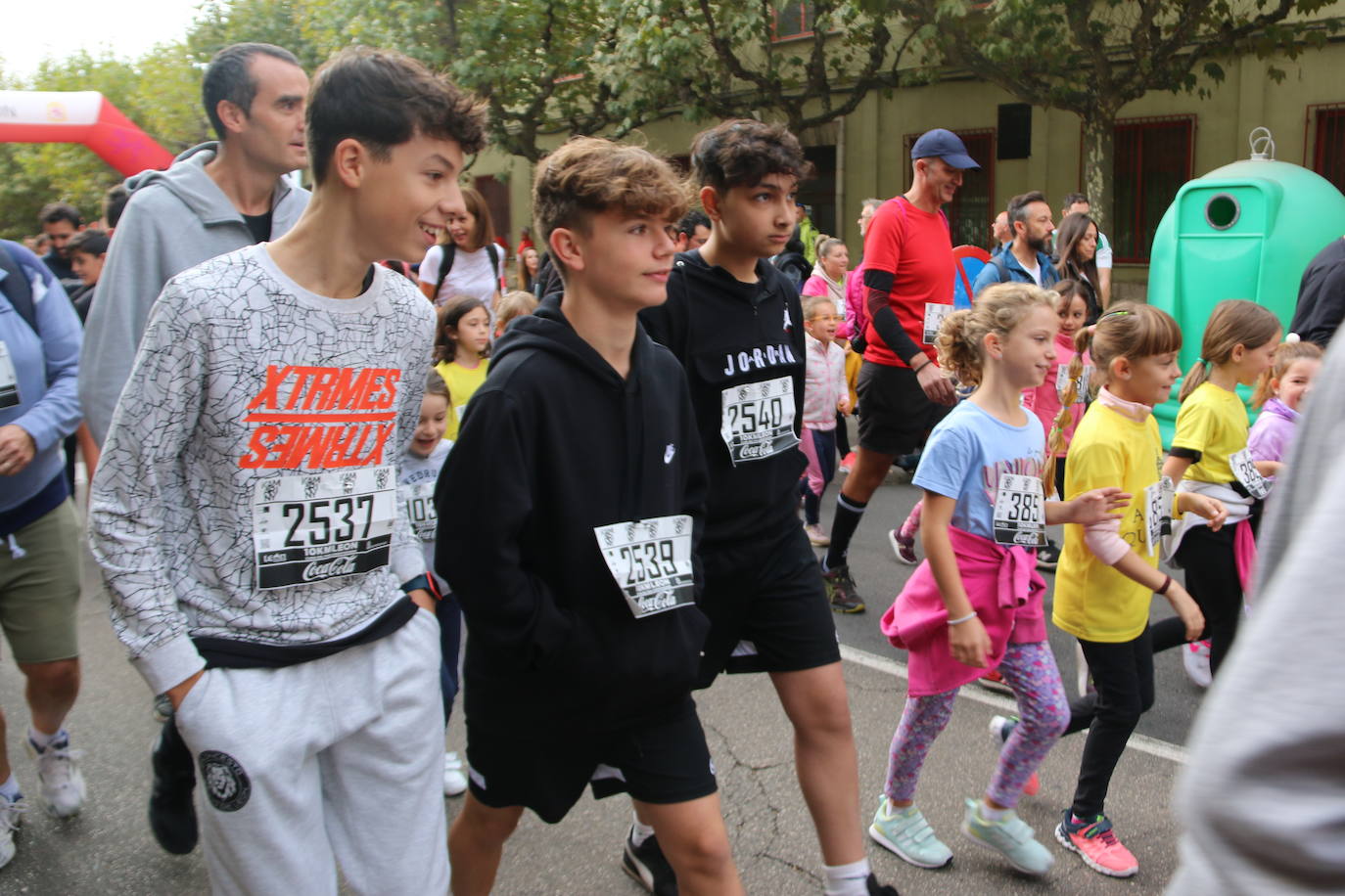 Centenares de personas se suman a la prueba no competitiva para disfrutar de una mañana de deporte.