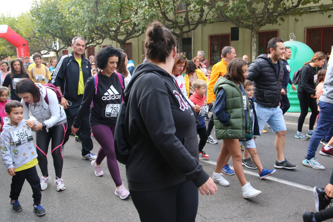 Centenares de personas se suman a la prueba no competitiva para disfrutar de una mañana de deporte.