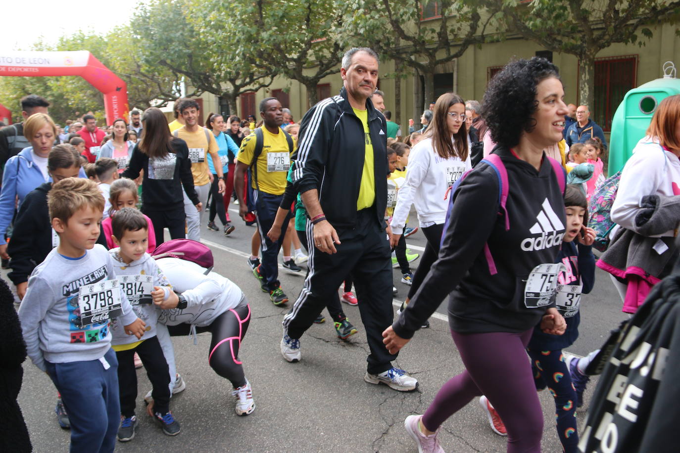 Centenares de personas se suman a la prueba no competitiva para disfrutar de una mañana de deporte.