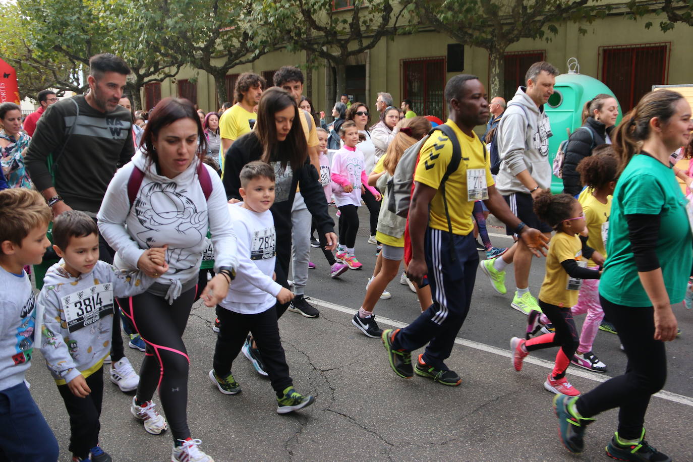 Centenares de personas se suman a la prueba no competitiva para disfrutar de una mañana de deporte.