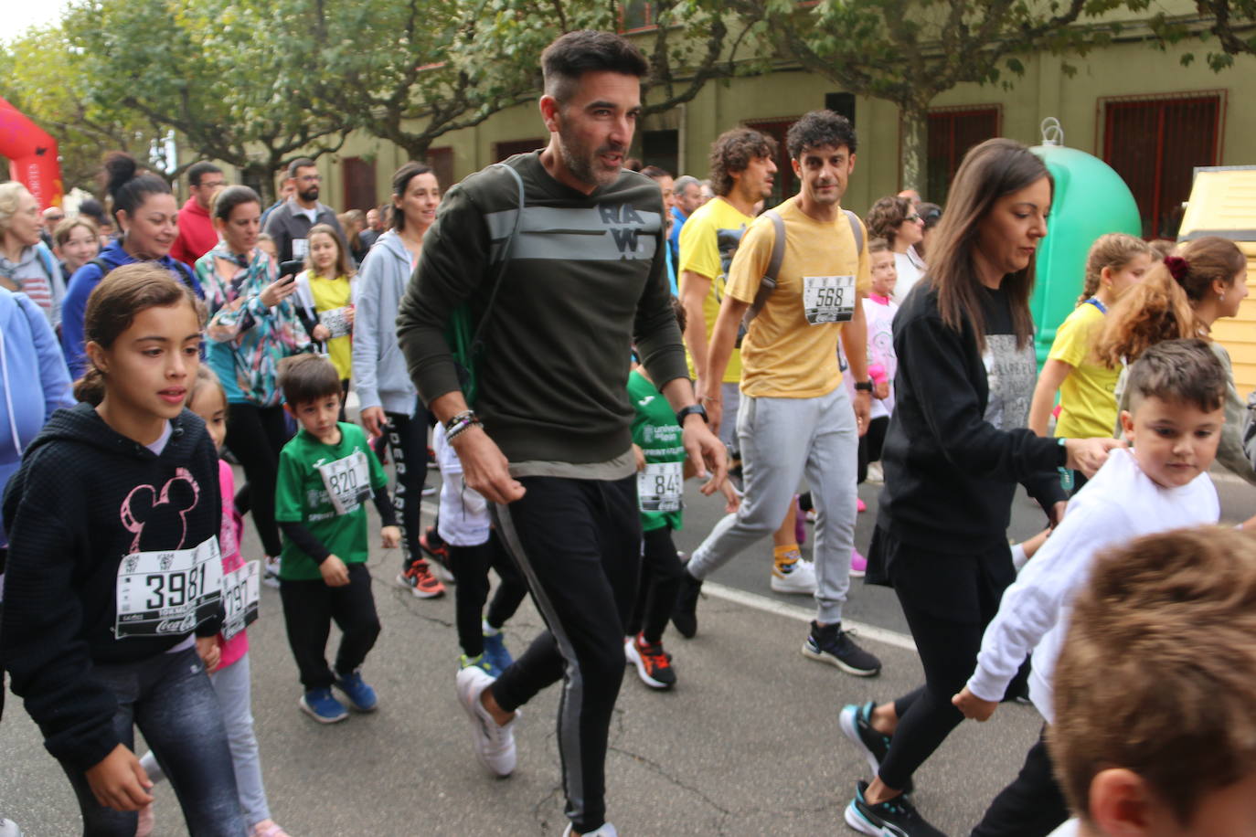 Centenares de personas se suman a la prueba no competitiva para disfrutar de una mañana de deporte.