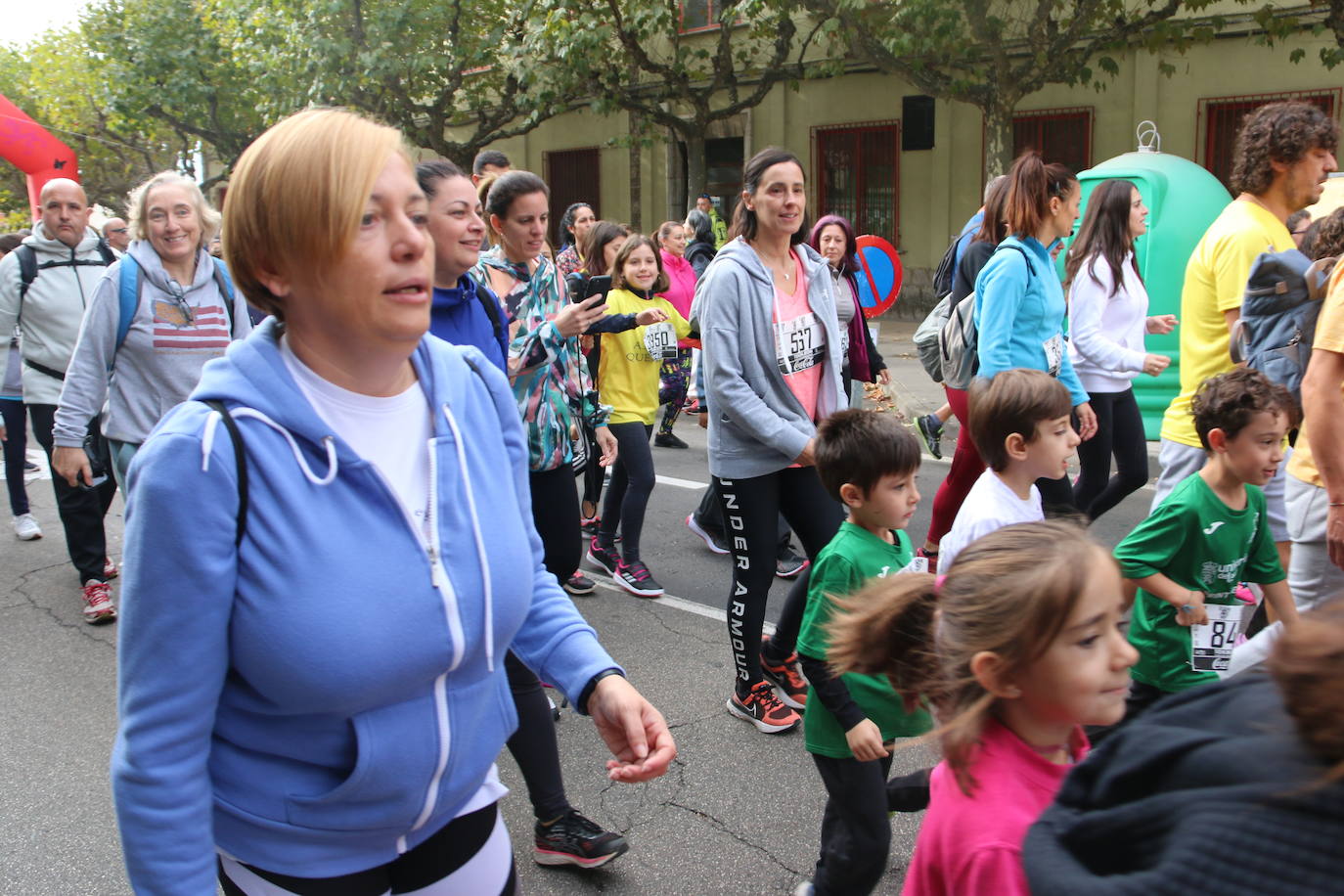 Centenares de personas se suman a la prueba no competitiva para disfrutar de una mañana de deporte.