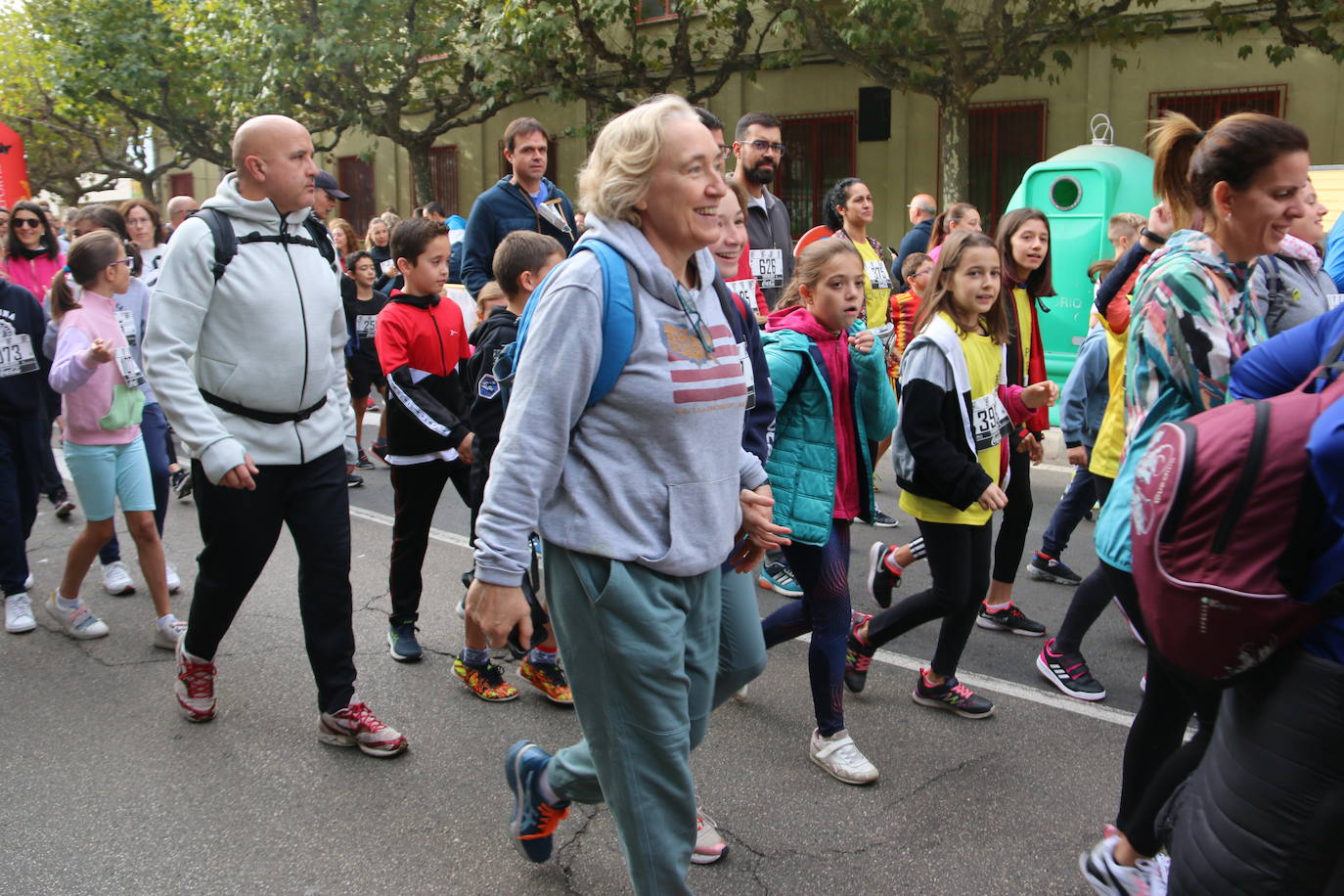 Centenares de personas se suman a la prueba no competitiva para disfrutar de una mañana de deporte.