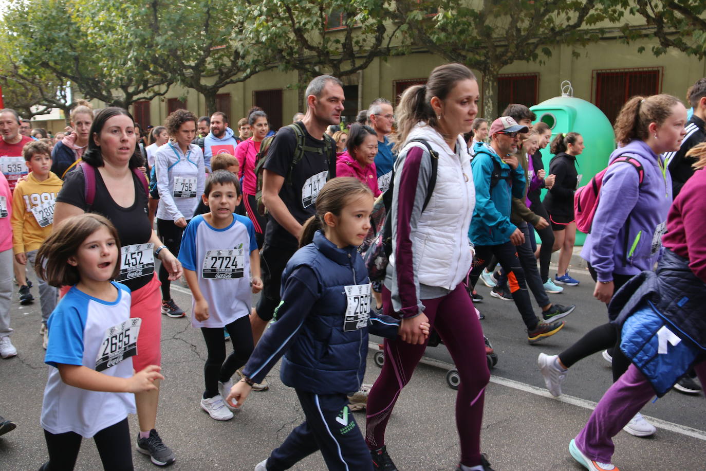 Centenares de personas se suman a la prueba no competitiva para disfrutar de una mañana de deporte.