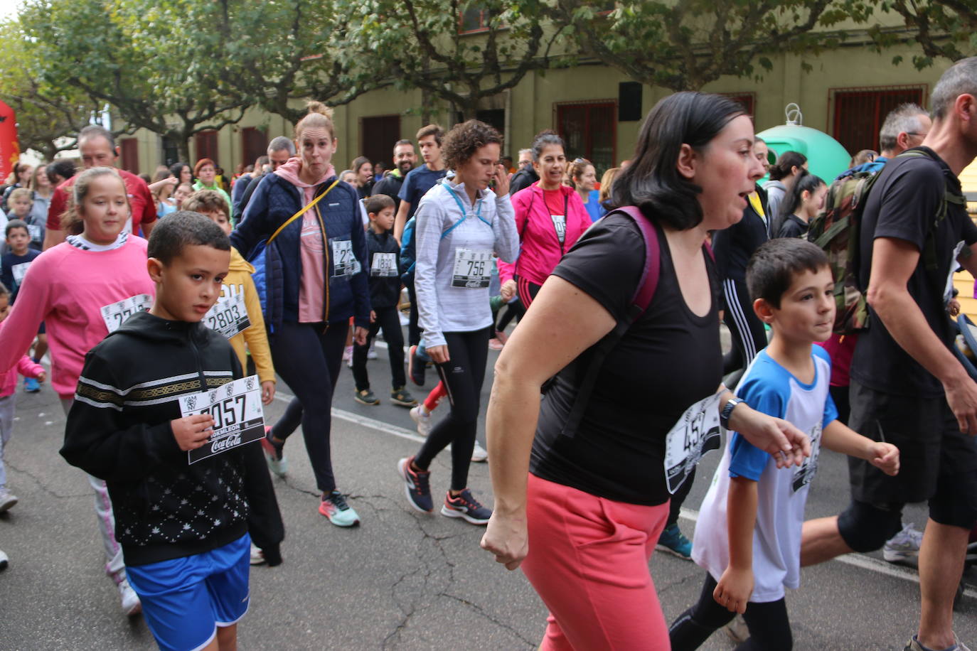 Centenares de personas se suman a la prueba no competitiva para disfrutar de una mañana de deporte.