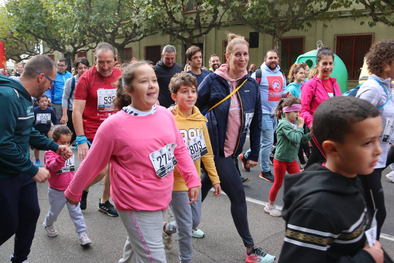 Centenares de personas se suman a la prueba no competitiva para disfrutar de una mañana de deporte.